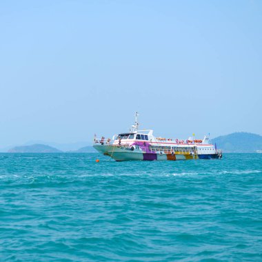 PHUKET, THAILAND - 24 Mart 2015: Grup turistleri yazın Phuket adasında Andaman Denizi 'nin mavi sularında büyük yolcu gemisiyle seyahat ediyorlar. - 24 Mart 2015, Phuket, Tayland.