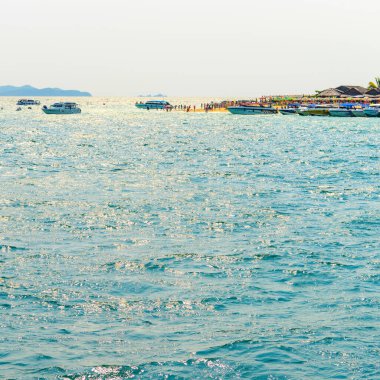 PHANG NGA, THAILAND - 24 Mart 2015: Khai Nok Adası Tayland 'ın en ünlü adalarından biridir. Kristal berrak su ve beyaz kum plajı birçok turisti cezbedebilir - 24 Mart 2015, Phang Nga, Tayland.