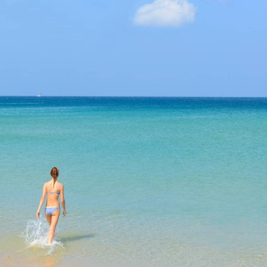 PHUKET, THAILAND - 25 Mart 2015: Boş zamanlarında, kız 25 Mart 2015 'te Phuket, Tayland' da Karon plajında vakit geçirir. 