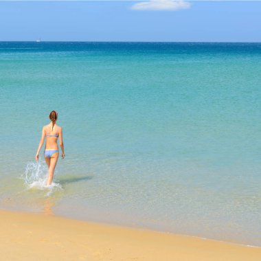 PHUKET, THAILAND - 25 Mart 2015: Boş zamanlarında, kız 25 Mart 2015 'te Phuket, Tayland' da Karon plajında vakit geçirir. 