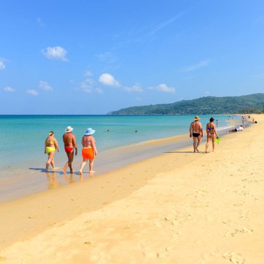PHUKET, THAILAND - 25 Mart 2015: Boş vakitlerinde, turistler 25 Mart 2015 'te Phuket, Tayland' da Karon plajında vakit geçirirler.