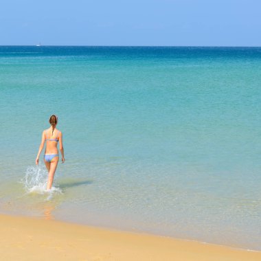 PHUKET, THAILAND - 25 Mart 2015: Boş zamanlarında, kız 25 Mart 2015 'te Phuket, Tayland' da Karon plajında vakit geçirir. 