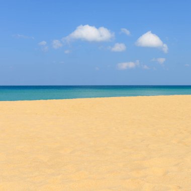 Doğa sahnesi tropikal plaj ve mavi gökyüzü Karon plajı Phuket, Tayland 