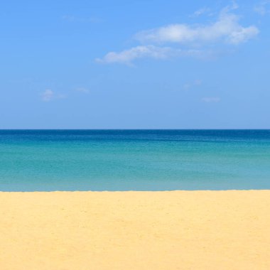 Doğa sahnesi tropikal plaj ve mavi gökyüzü Karon plajı Phuket, Tayland 