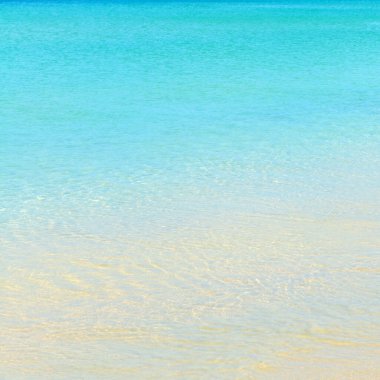 Karon sahilinin turkuaz berrak suları Phuket, Tayland 