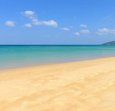 Doğa sahnesi tropikal plaj ve mavi gökyüzü Karon plajı Phuket, Tayland 