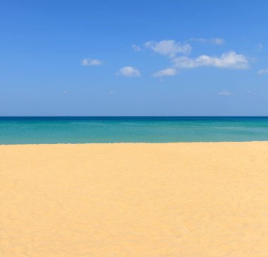 Doğa sahnesi tropikal plaj ve mavi gökyüzü Karon plajı Phuket, Tayland 