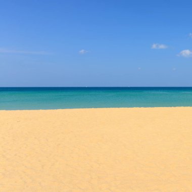 Doğa sahnesi tropikal plaj ve mavi gökyüzü Karon plajı Phuket, Tayland 