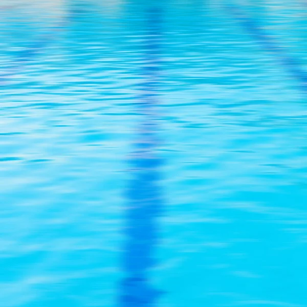 Blaues Wasser Und Rasen Schwimmbad — Stockfoto