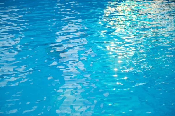 浅浅的焦点会对池中的蓝水背景产生波纹效应 — 图库照片