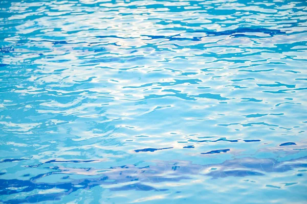 Mavi su ve yüzme havuzu. 