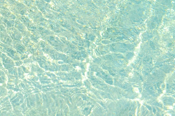 具有波浪和阳光反射效果的游泳池蓝水 — 图库照片