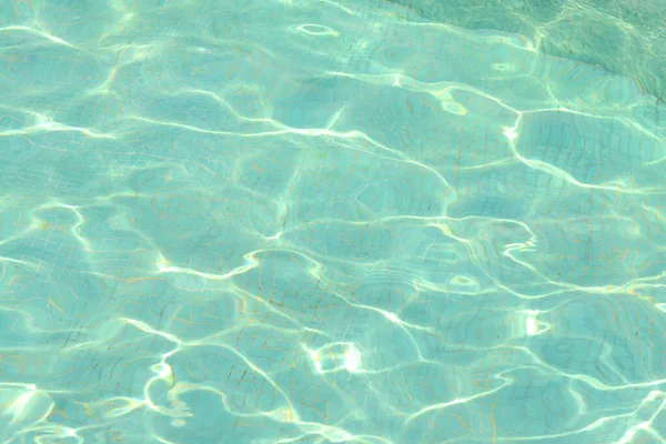 具有波浪和阳光反射效果的游泳池蓝水 — 图库照片