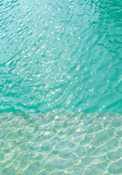 Blaues Wasser Swimmingpool Mit Einer Welle Und Reflexion Des Sonnenlichts — Stockfoto