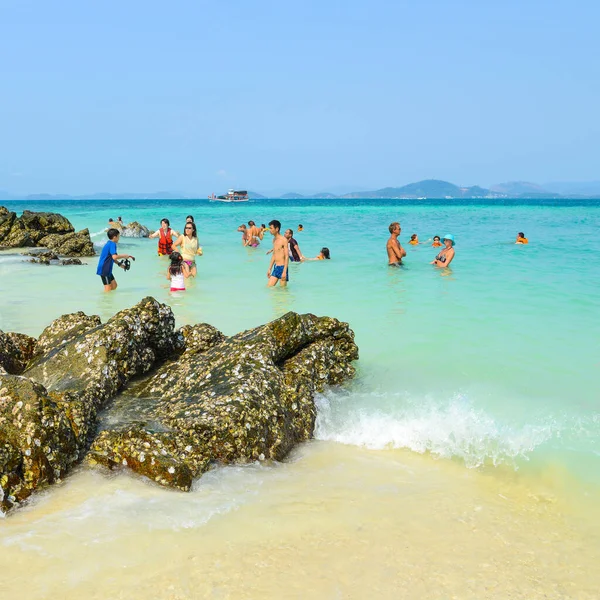 Phang Nga Tailandia Marzo Personas Relajadas Nadando Divirtiéndose Playa Verano —  Fotos de Stock