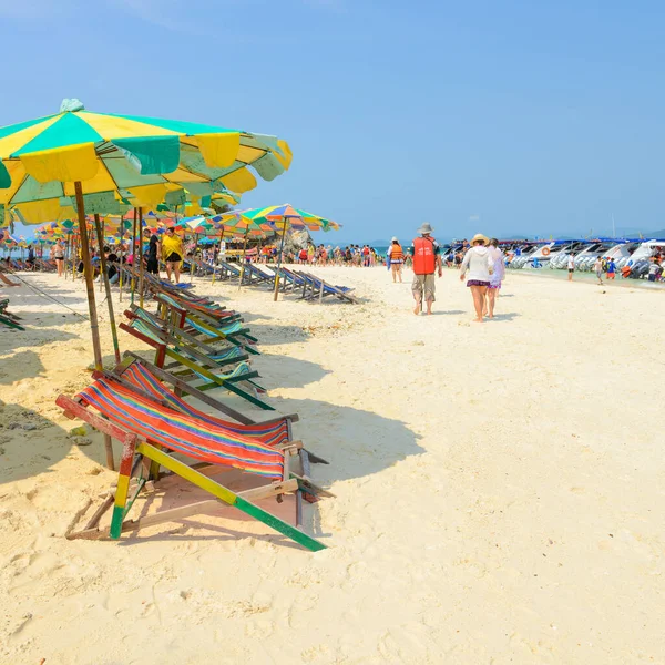 Phang Nga Thailand März Entspannte Menschen Liegestühle Und Bunte Sonnenschirme — Stockfoto