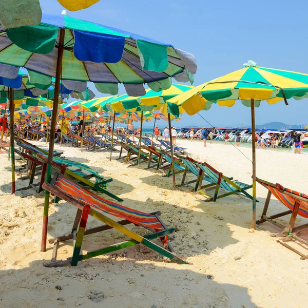 Phang Nga Thailand März Entspannte Menschen Liegestühle Und Bunte Sonnenschirme — Stockfoto