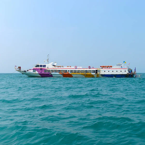 Phuket Thailand Március 2015 Csoportos Turisták Utazik Nagy Személyhajó Kék — Stock Fotó