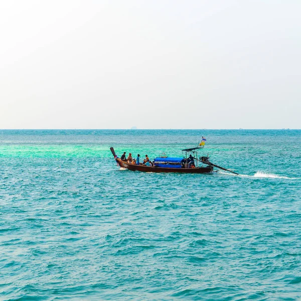 Phuket Thailand Március 2015 Csoportos Turisták Hosszú Farokcsónak Kék Víz — Stock Fotó