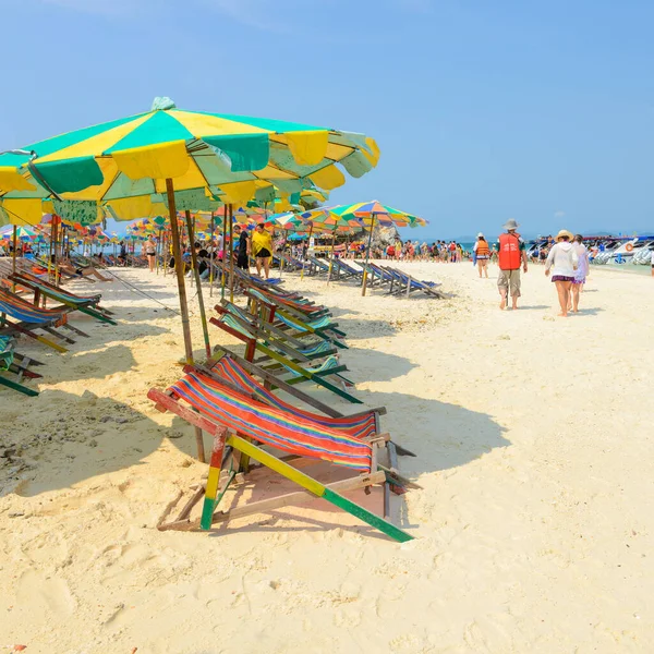 Phang Nga Thailand März Entspannte Menschen Liegestühle Und Bunte Sonnenschirme — Stockfoto