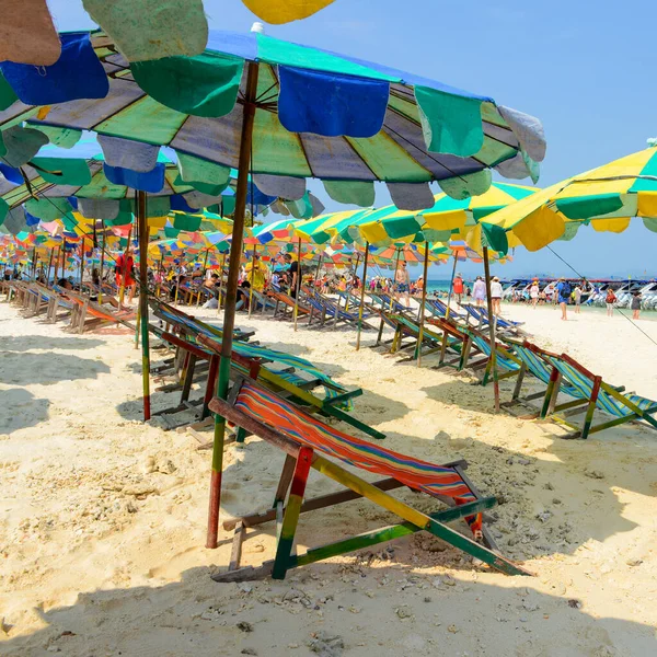 Phang Nga Thailand März Entspannte Menschen Liegestühle Und Bunte Sonnenschirme — Stockfoto