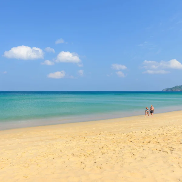 Phuket Tailandia Marzo 2015 Ocio Pareja Personas Hermosa Playa Pasan —  Fotos de Stock