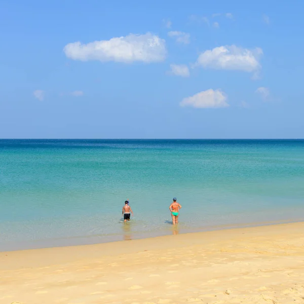 Phuket Tailandia Marzo 2015 Ocio Pareja Personas Hermosa Playa Pasan —  Fotos de Stock