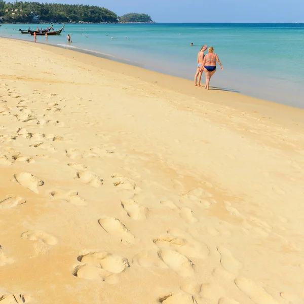 Phuket Tailandia Marzo 2015 Ocio Pareja Personas Hermosa Playa Pasan —  Fotos de Stock