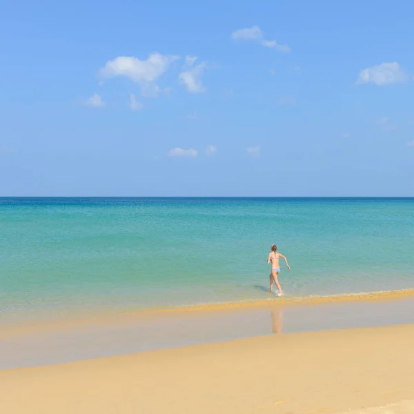 Phuket Tailandia Marzo 2015 Ocio Niña Pasa Tiempo Playa Karon —  Fotos de Stock