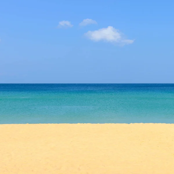 Natura Scena Tropikalna Plaża Błękitne Niebo Karon Plaży Phuket Tajlandia — Zdjęcie stockowe