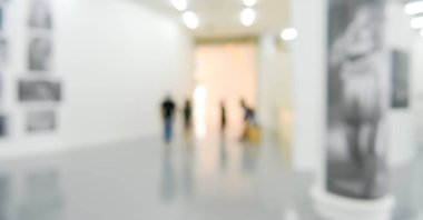 Sanat galerisi veya müzesi Bokeh ile soyut bulanık arkaplan.