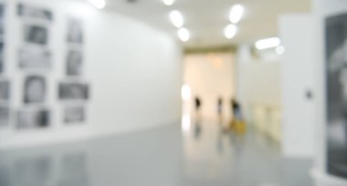 Sanat galerisi veya müzesi Bokeh ile soyut bulanık arkaplan.