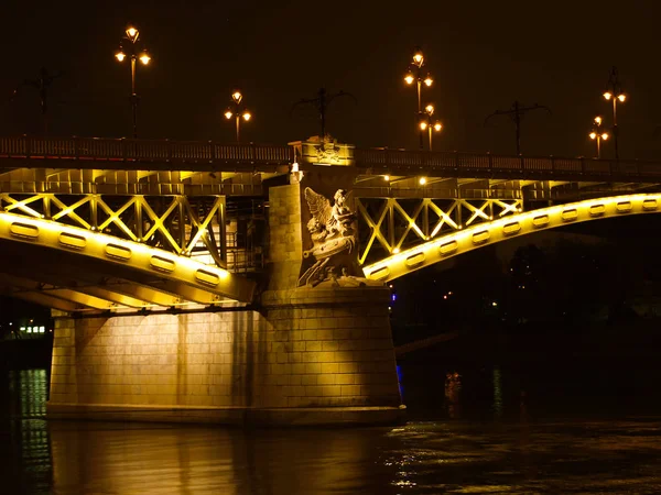 Margaretenbrücke in Budapest, mit Donau. — Stockfoto