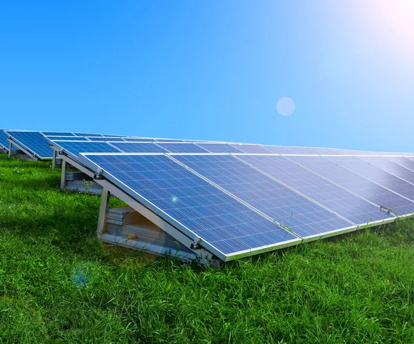 Zonnepanelen in de zon. — Stockfoto