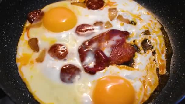 Oeufs omelette pendant la friture. — Video