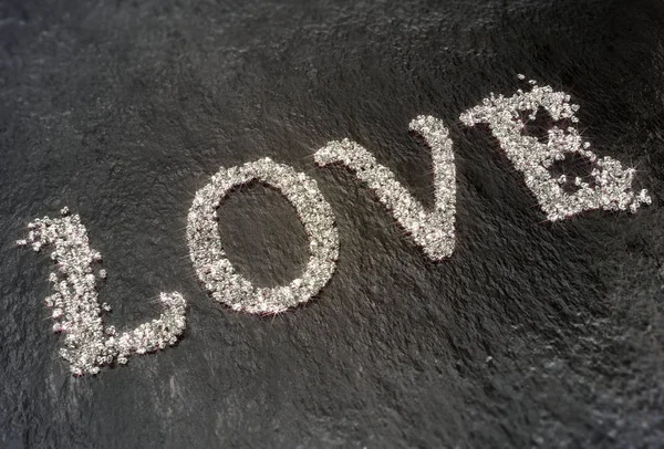 Palavra Amor Feita Pequenos Diamantes Brilhantes Concreto Preto — Fotografia de Stock