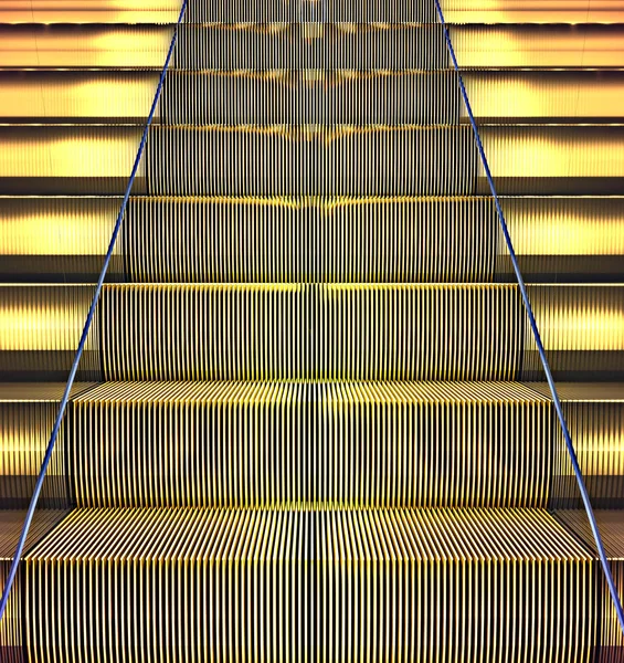 Frontansicht Auf Einer Goldenen Rolltreppe — Stockfoto