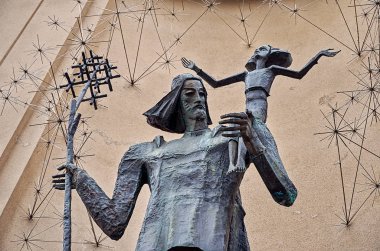 Litvanya. Vilnius. St. Christopher Anıtı duvardaki Gidemin sokak. 31 Aralık 2017