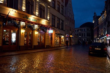 Letonya. Riga. Riga gece sokaktaki insanlara şenlikli festivaller. Riga Noel. 01 Ocak 2018