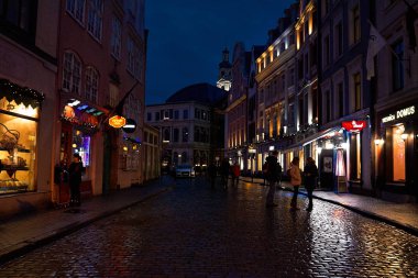 Letonya. Riga. Riga gece sokaktaki insanlara şenlikli festivaller. Riga Noel. 01 Ocak 2018