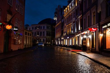 Letonya. Riga. Riga sokaklarında gece. Riga Noel. 01 Ocak 2018