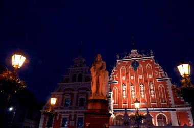 Letonya. Riga. Riga gece sokaktaki insanlara şenlikli festivaller. Riga Noel. 01 Ocak 2018