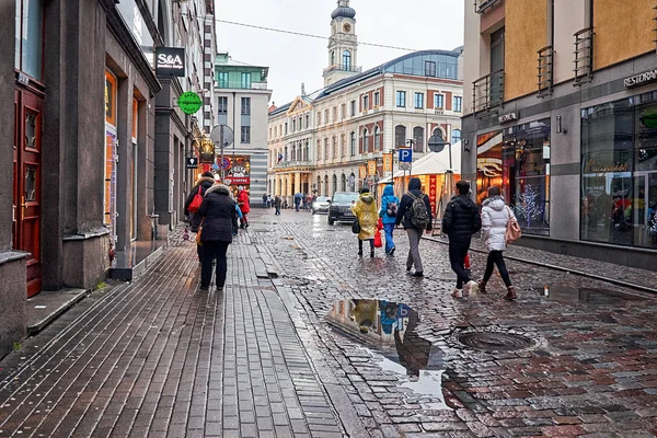 ラトビア クリスマスにリガの旧市街の通り 2018 — ストック写真