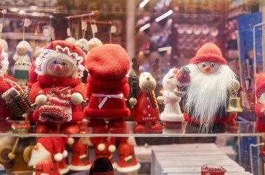 Estonya. Tallinn. Noel oyuncaklar eski kentte bir dükkandan. 2 Ocak 2018