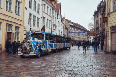 Estonya. Tallinn. Noel Tren Tallinn eski şehir içinde. 2 Ocak 2018