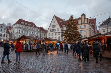 Estonya. Tallinn. Belgili tanımlık Noel çarşı içinde Old Town, güzel Ladin. 2 Ocak 2018