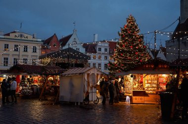 Estonya. Tallinn. Belgili tanımlık Noel çarşı içinde Old Town, güzel Ladin. 2 Ocak 2018