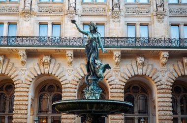 Almanya. Hamburg Belediye Binası avlusunda Hamburg Çeşmesi. 13 Şubat 2018