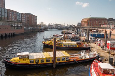 Almanya. Hamburg. Hamburg'da Elbe Nehri üzerinde tekne. 13 Şubat 2018
