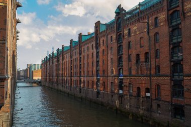 Almanya. Hamburg. Bir ahır şehir tuğla ile Hamburg'da ev sahipliği yapmaktadır. 13 Şubat 2018